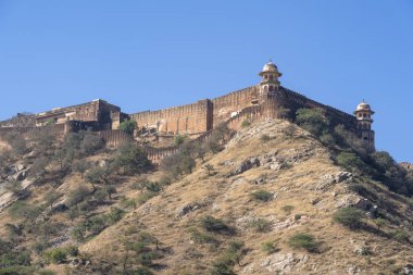 Amer, Jaipur, Rajasthan, Hindistan tarihi şehirde Amber fort dağıüzerinde uzun duvar