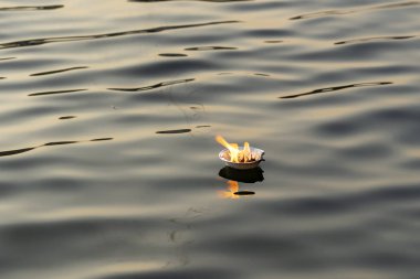 Hinduizm dini tören puja çiçek ve nehir Ganj su mum, Hindistan