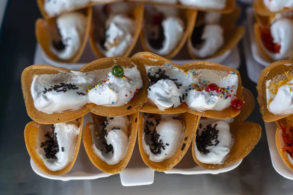 Süße thailändische Crêpes, oder kanom bueang in thai, ist eine alte thailändische Nachspeise. Es wird normalerweise mit Kokoscreme gefüllt, gefolgt von süßen oder salzigen Toppings. — Stockfoto