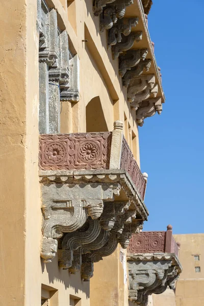 Detalj av arkitektur, dekorerade fasaden i Udaipur, Rajasthan, Indien — Stockfoto