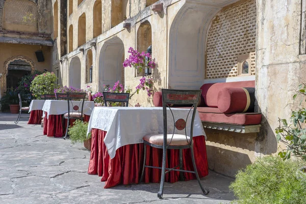 Café de rue dans la vieille ville, à l'extérieur de Jaipur, Rajasthan, Inde. Table, canapé et chaises près du vieux mur — Photo