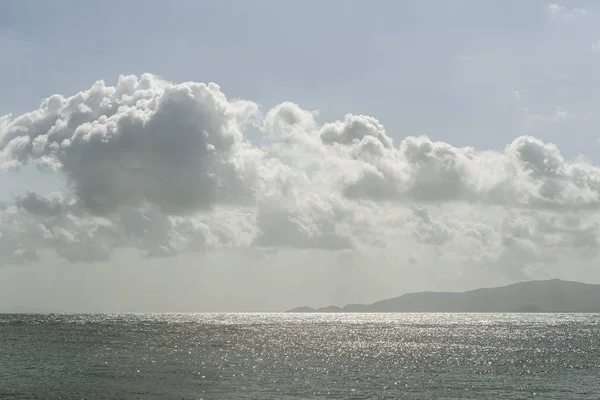 Cielo azul con nubes sobre el agua del mar. Composición natural . — Foto de Stock