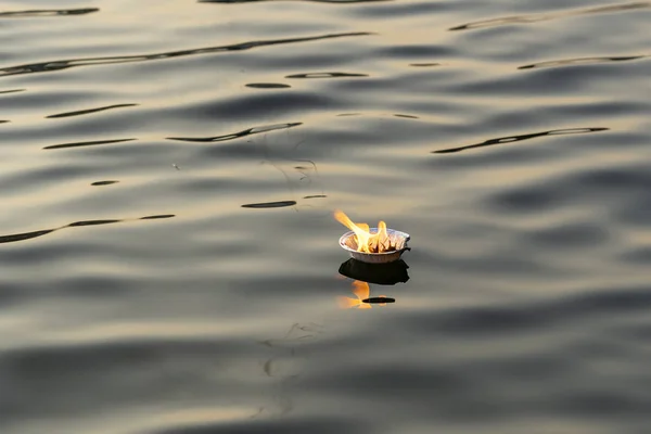 Hinduismus religiöse Zeremonie Puja Blumen und Kerzen auf Fluss Ganges Wasser, Indien — Stockfoto