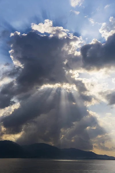 La luz del sol a través de las nubes al amanecer, isla Koh Samui, Tailandia — Foto de Stock