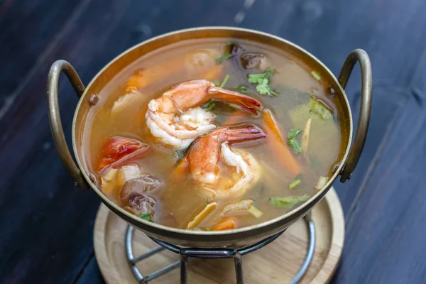 Tom yam kung o Tom yum, Tom yam es una sopa picante y clara típica de Tailandia. Comida popular en Tailandia —  Fotos de Stock