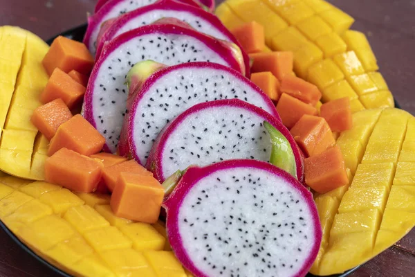 Surtido de frutas tropicales en un plato, primer plano — Foto de Stock