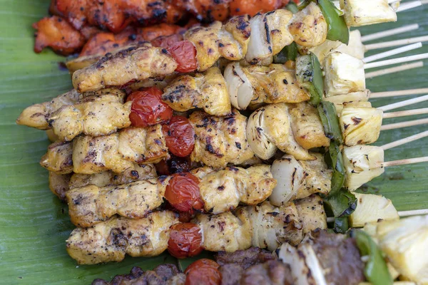 Spiedini con pezzi di barbecue alla griglia, peperone verde, pomodoro rosso e carne in vendita nel mercato di strada, Thailandia, primo piano — Foto Stock