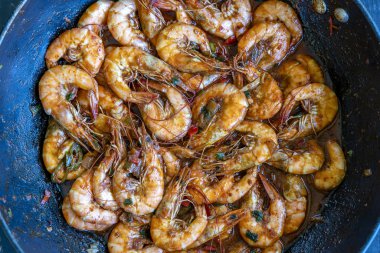 Sarımsak ve biber ile kızarmış karides köri sosu