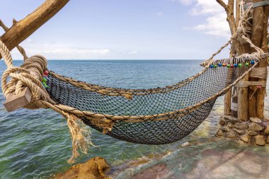 Deniz suyu Tayland yakınındaki güzel tropikal plajda boş hamak