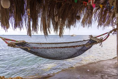 Deniz suyu Tayland yakınındaki güzel tropikal plajda boş hamak