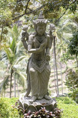 Ubud, ada Bali, Endonezya, closeup tanrı veya mitolojik tanrı tasvir Geleneksel Bali taş heykeli