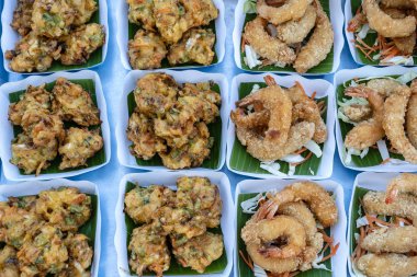 Kızarmış sebze ve karides derin kızarmış Tayland yerel pazarda bir sokak gıda, closeup olduğunu. Tay yemekleri