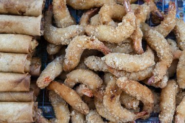 Kızarmış karides derin kızarmış Tayland yerel pazarda bir sokak gıda, closeup. Tayland yemekleri