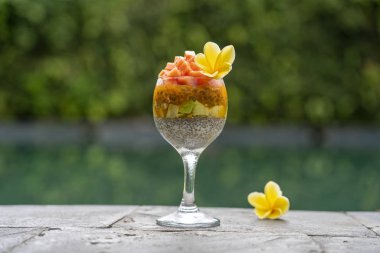 Papaya ile Chia tohumları puding , tutku meyve, mango ve avokado yüzme havuzu su arka planda kahvaltı için bir bardak, closeup. Sağlıklı beslenme kavramı, superfood