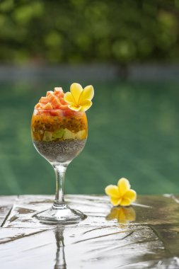 Papaya ile Chia tohumları puding , tutku meyve, mango ve avokado yüzme havuzu su arka planda kahvaltı için bir bardak, closeup. Sağlıklı beslenme kavramı, superfood