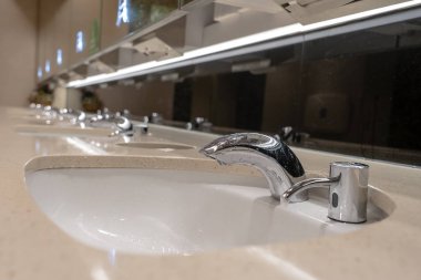 Umumi tuvalette lavabo lu musluklar, yakın