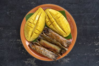 Tay tarzı tatlı, palmiye yaprakları muz yapışkan pirinç sarı Mango. Sarı mango ve yapışkan pirinç Tayland popüler geleneksel gıda. Closeup