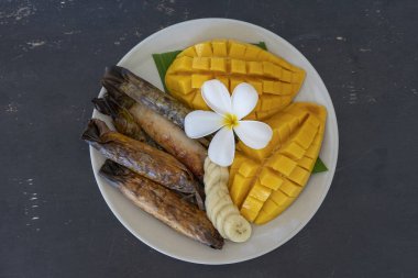Tay tarzı tatlı, palmiye yaprakları muz yapışkan pirinç sarı Mango. Sarı mango ve yapışkan pirinç Tayland popüler geleneksel gıda. Closeup