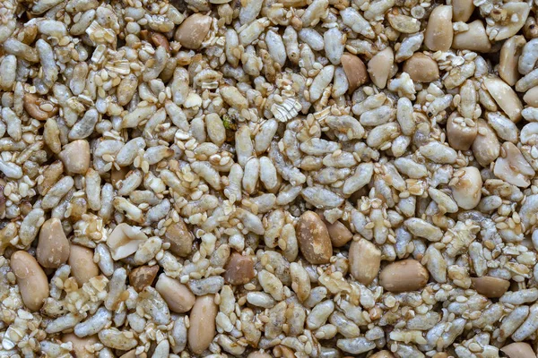 Barra de granola. Lanche de sobremesa doce saudável. Amendoim e arroz com mel no fundo, close-up — Fotografia de Stock