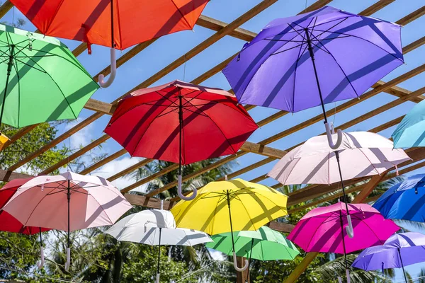 Straat versierd met gekleurde parasols, eiland Koh Phangan, Thailand — Stockfoto