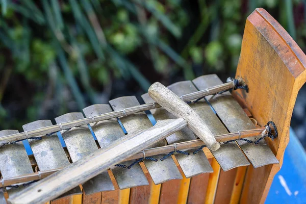 Traditionele Balinese muzikale percussie-instrument-xylofoon Jegog met hamer, onderdeel van orkest gamelan. Kunst, muziek en cultuur van Bali en Indonesische mensen en Aziatische reis achtergronden — Stockfoto