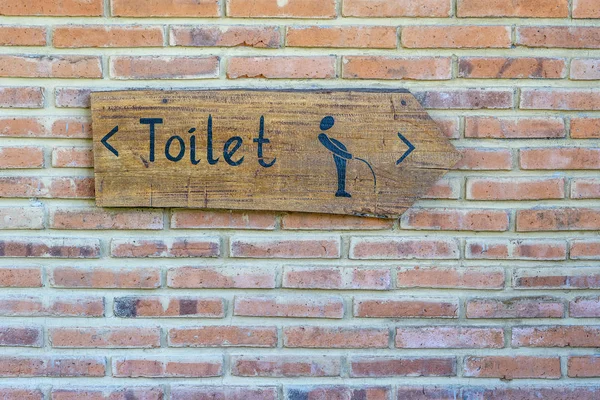 Κάθετη όψη του κλασικού απλού σχεδιασμού Χειροποίητο ξύλινο σημάδι της τουαλέτας δώσει κατεύθυνση για WC, Νήσος Μπαλί, Ινδονησία — Φωτογραφία Αρχείου