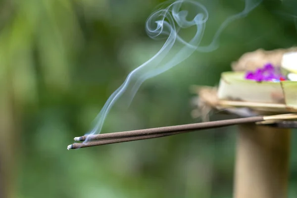 Bastone di incenso che brucia col fumo, primo piano. Isola di Bali, Ubud, Indonesia — Foto Stock