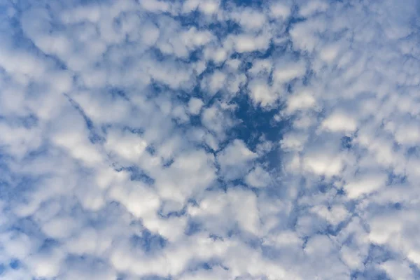 Nubes blancas sobre el cielo azul. Cielo de fondo con nubes . —  Fotos de Stock