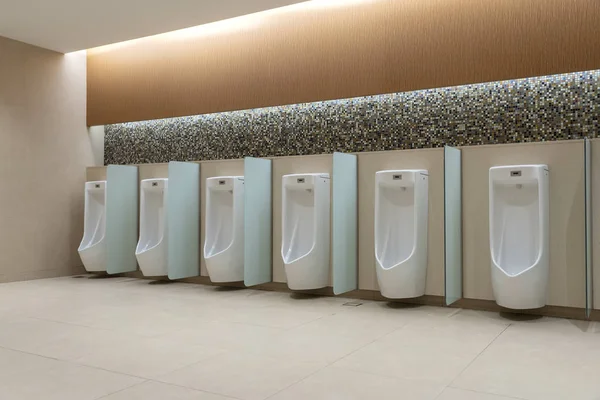 Rząd piinals w ścianie sąsiadująco w publicznej toalcie. Pusta toaleta dla mężczyzn — Zdjęcie stockowe