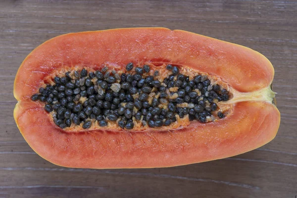 Metade da fruta de mamão doce madura com fundo de sementes, close-up — Fotografia de Stock