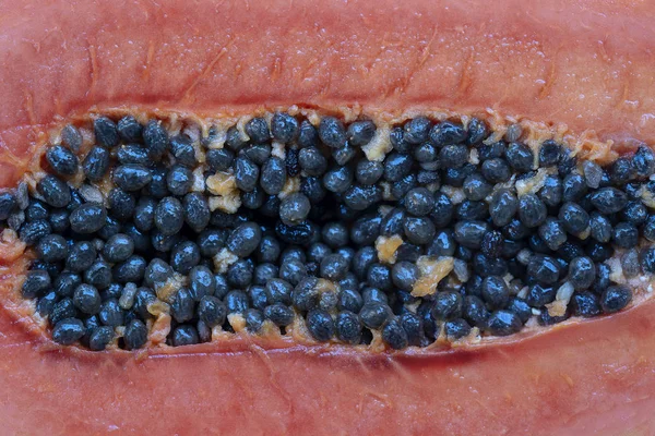 Mitad de fruta madura de papaya dulce con semillas de fondo, primer plano — Foto de Stock