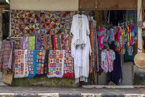 Loja de roupas de rua e lembranças, de perto. Island Bali, Indonésia — Fotografia de Stock