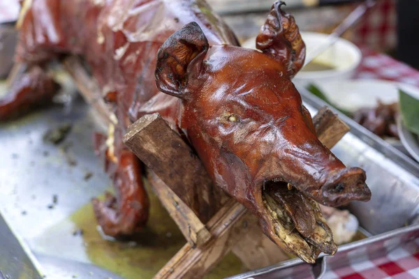Porco assado no churrasco tradicional. Porco grelhado no mercado de Bali, Indonésia, close-up — Fotografia de Stock