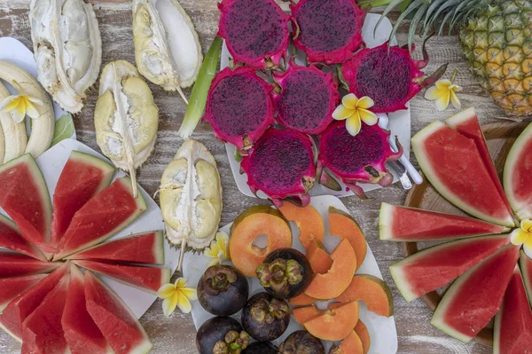 Surtido de frutas tropicales, primer plano, vista superior. Fondo de muchas frutas maduras coloridas. Durian, papaya, sandía, plátano, mangostán, piña y pitahaya o fruta del dragón en la isla Bali, Indonesia — Foto de Stock