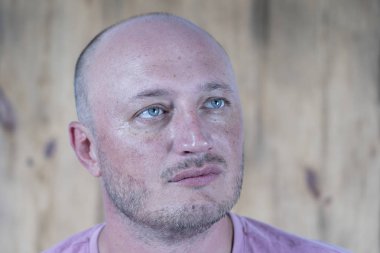 Orta yaşlı beyaz kel adamın portresi, yakından