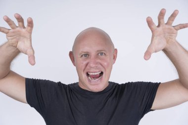 Agresif kel bir adamın portresi, yakın çekim