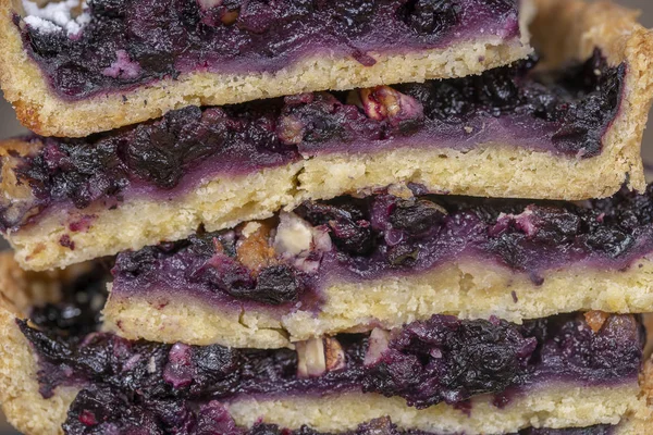 Nahaufnahme von Heidelbeerkuchenstücken, hausgemachtem Bio-Dessert. Blaubeertorte mit Walnuss. — Stockfoto
