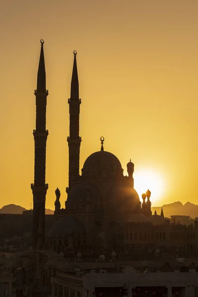 Sziluett Al-sahaba mecset naplementekor időben Sharm el Sheikben, Egyiptom. Építészet Al sahaba, Al Mustafa, mecset közepén a régi város — Stock Fotó