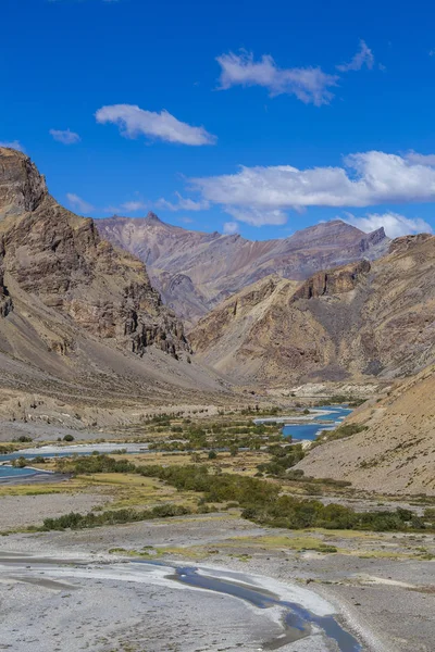 Himalayan mountain landscape along Leh to Manali highway. Blue river and rocky mountains in Indian Himalayas, India — Stock Photo, Image