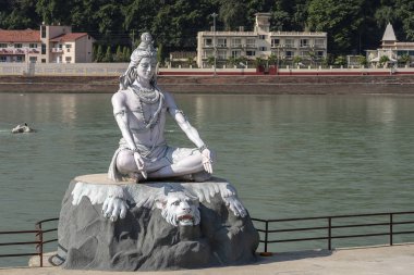 Shiva Heykeli, Ganj Nehri su yakınında Hindu idolü, Rishikesh, Hindistan. İlk Hindu Tanrısı Şiva. Hacılar için kutsal yerler
