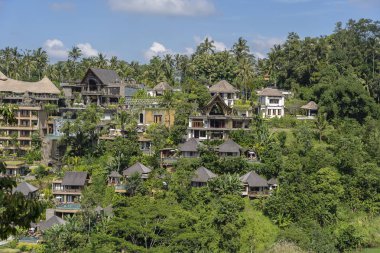 Tropikal yağmur ormanı ve Dağı manzaralı Bali evleri, Bali, Endonezya