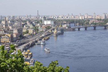 Tarihi alanda Dnepr Nehri ve nehir kıyısında zevk tekneleri. Kiev, Ukrayna