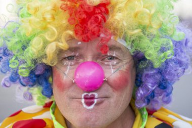 Etno-fest : gelenekler - duygular - yaşam. Kiev, Ukrayna sokakta çok renkli bir palyaço Portresi