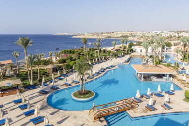 Sharm El Sheikh, Güney Sina, Mısır tatil otelinde kızıl deniz yanında sabah erken yüzme havuzu