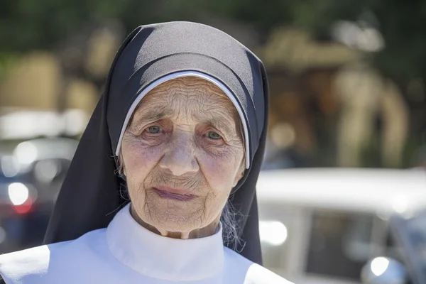 Porträt der alten Nonne in schwarz-weißer Kleidung auf der Straße im Stadtzentrum von Lwiw, Ukraine. Nahaufnahme — Stockfoto