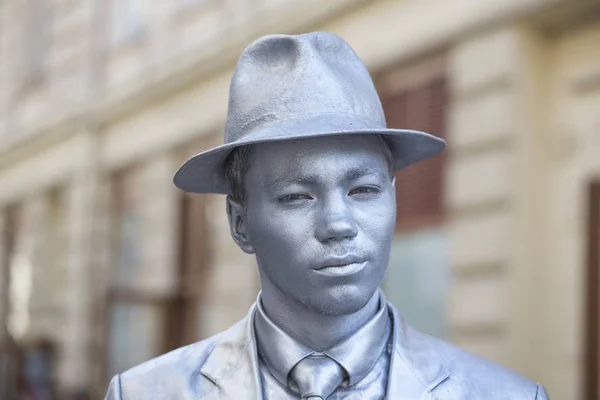 Statue en argent vivant est le divertissement pour les touristes dans la rue dans le centre-ville Lviv, Ukraine — Photo