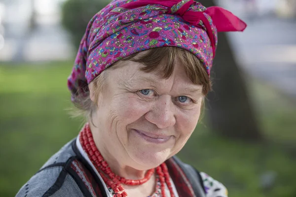 Ethno-fest: traditioner-känslor-liv. Porträtt av en äldre kvinna i ukrainska nationella kläder, historisk rekonstruktion av forntida Kiev, Ukraina — Stockfoto