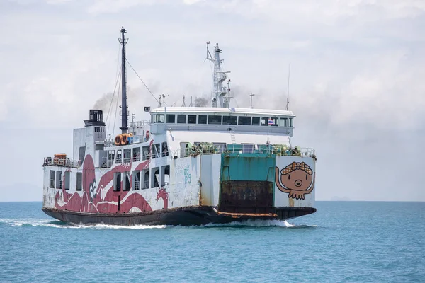 Raja Ferry transportando passageiros, carros e mercadorias do cais de Donsak para Samui e Phangan ilha portuária, Tailândia — Fotografia de Stock