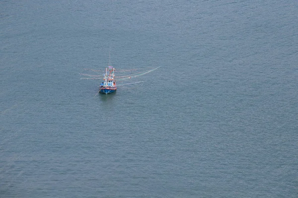 Barca da pesca tailandese sullo sfondo dell'acqua di mare. La pesca è la principale fonte di occupazione e di reddito sull'isola — Foto Stock
