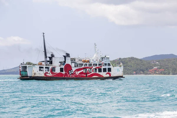 ドンサック桟橋からサムイ島とパンガン港島、タイに乗客、車、物資を運ぶラジャフェリー — ストック写真